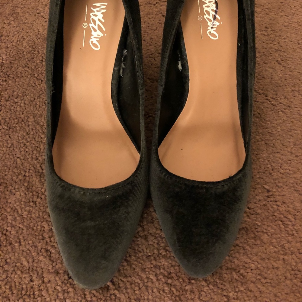 Mossimo Grey Velvet Pumps Size 6.5 - Picture 2 of 3